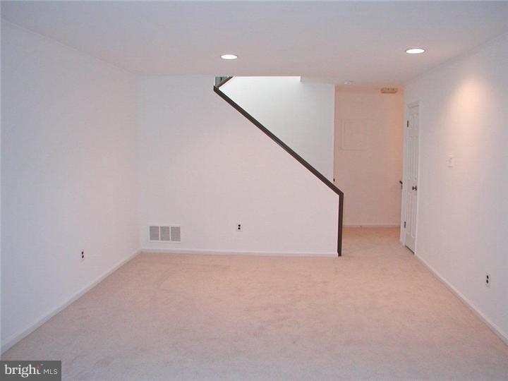 53 Haddonfield Cmns Haddonfield, NJ 08033 - Photo 3 of 12 Living Room