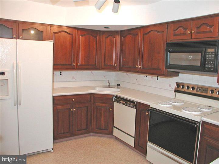 53 Haddonfield Cmns Haddonfield, NJ 08033 - Photo 5 of 12 Kitchen