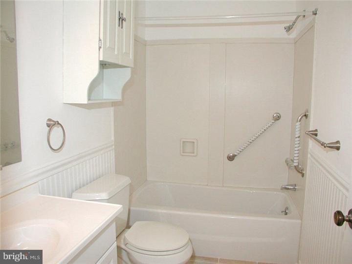 53 Haddonfield Cmns Haddonfield, NJ 08033 - Photo 9 of 12 Bathroom
