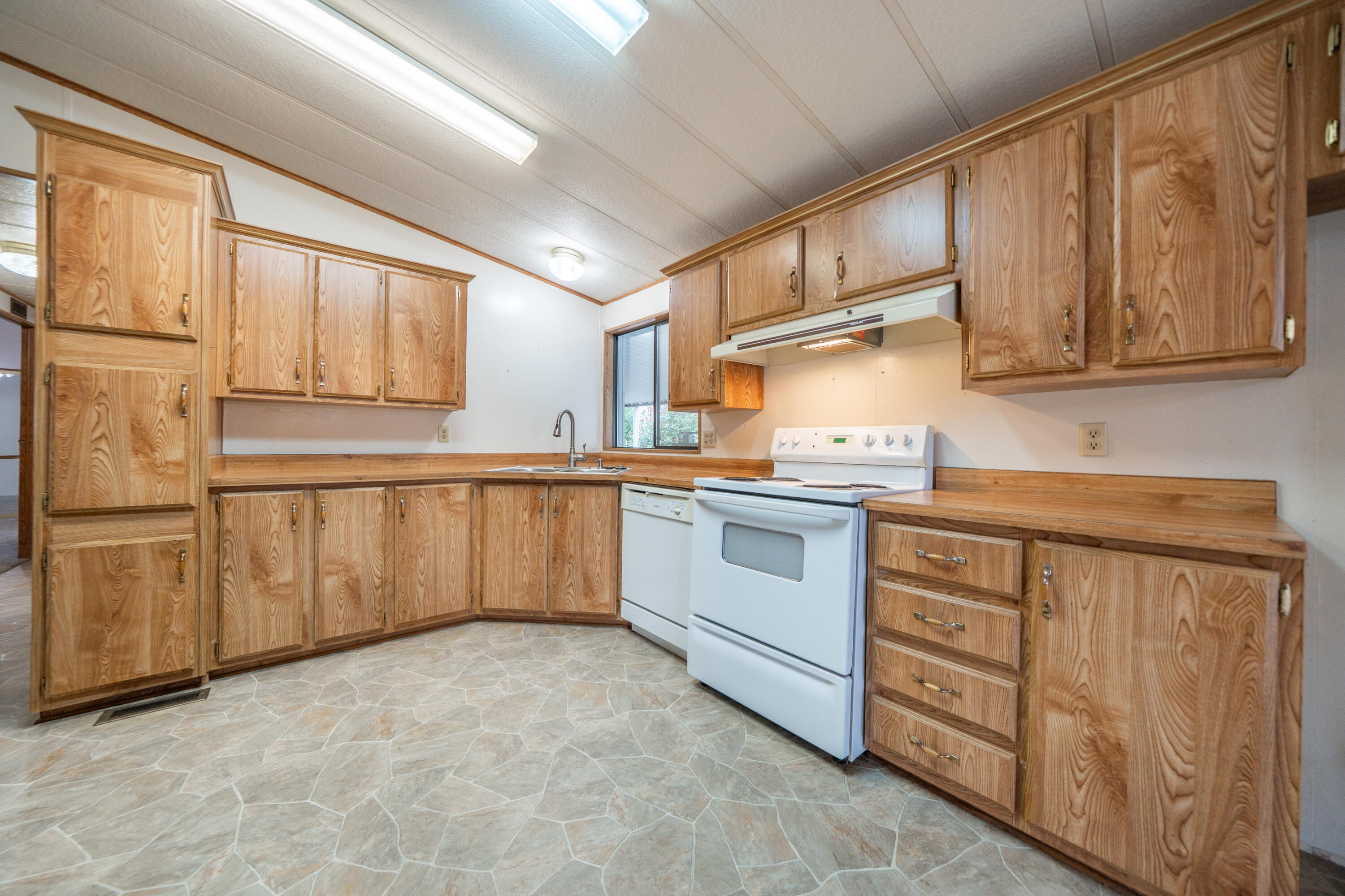 1350 Aztec Path, Unit 229 Redding, CA 96003 - Photo 11 of 34 1350 Aztec Path-16