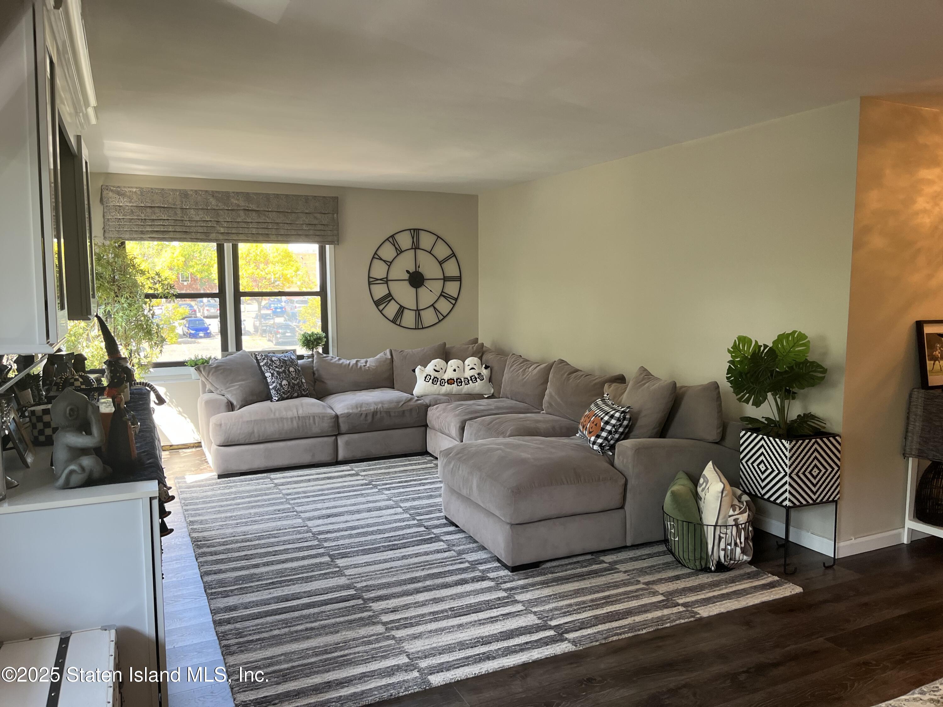 1100 Clove Road, Unit 3C Staten Island, NY 10301 - Photo 23 of 42 Living Room