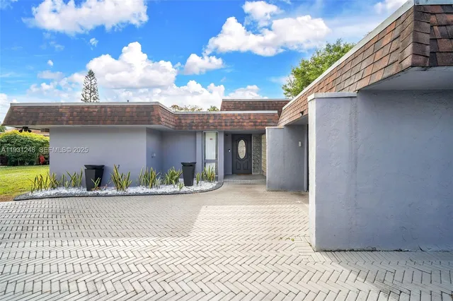 a view of a house with a yard