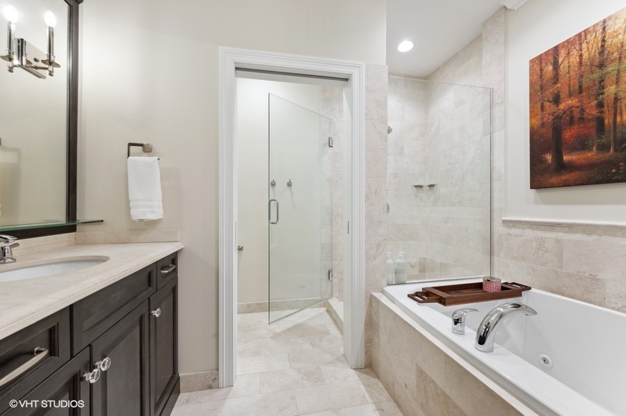 1884 Old Willow Road, Unit 2B Northfield, IL 60093 - Photo 11 of 17 a bathroom with a tub a sink a mirror and a shower