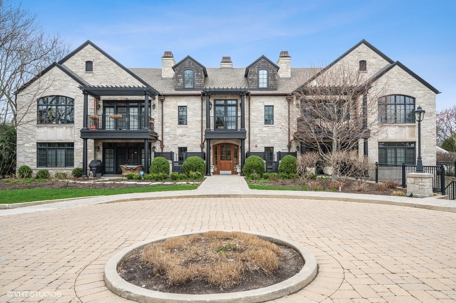 1884 Old Willow Road, Unit 2B Northfield, IL 60093 - Photo 2 of 17 a front view of a house with garden