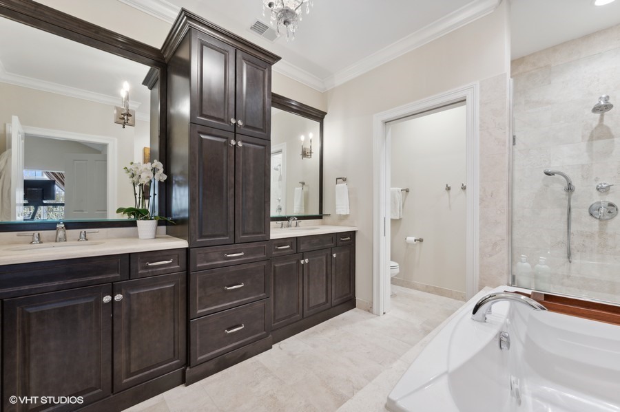 1884 Old Willow Road, Unit 2B Northfield, IL 60093 - Photo 10 of 17 a spacious bathroom with a tub sink and mirror