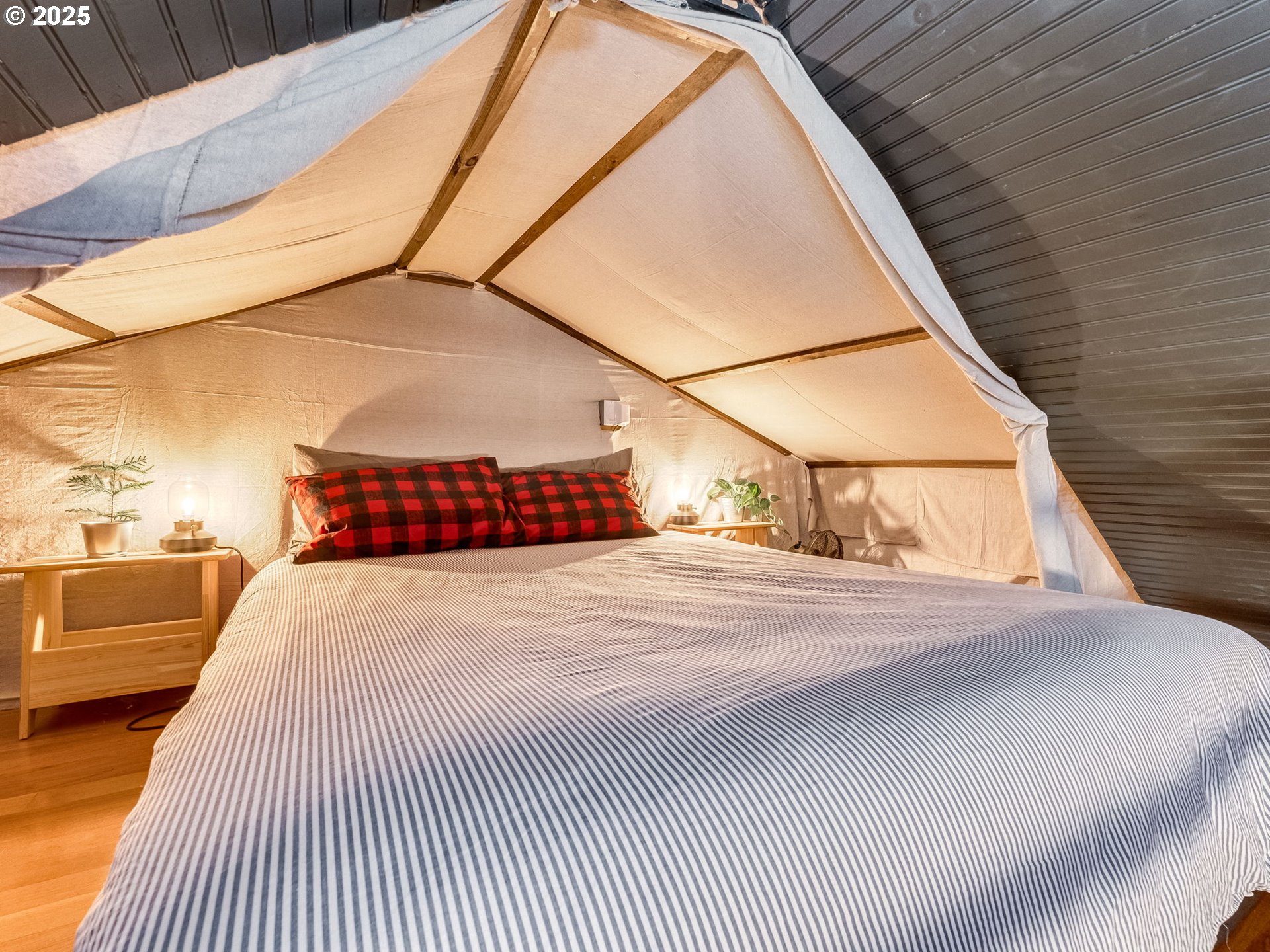 71597 East Minikahda Avenue Rhododendron, OR 97049 - Photo 15 of 26 a view of a balcony with a couch