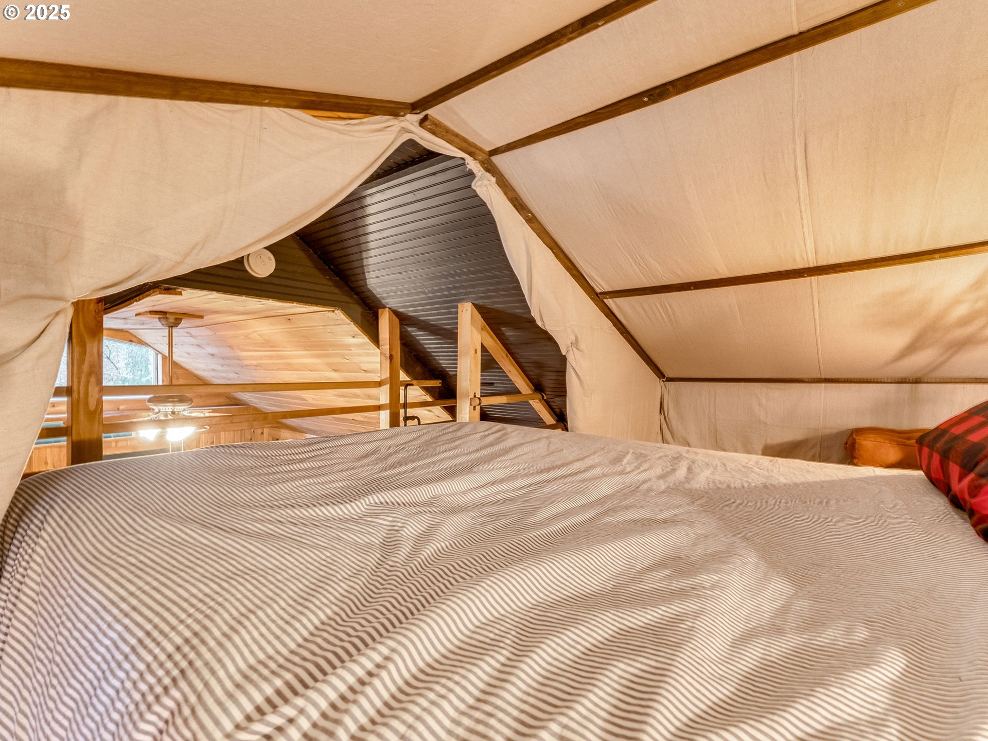71597 East Minikahda Avenue Rhododendron, OR 97049 - Photo 16 of 26 a view of a balcony with a street