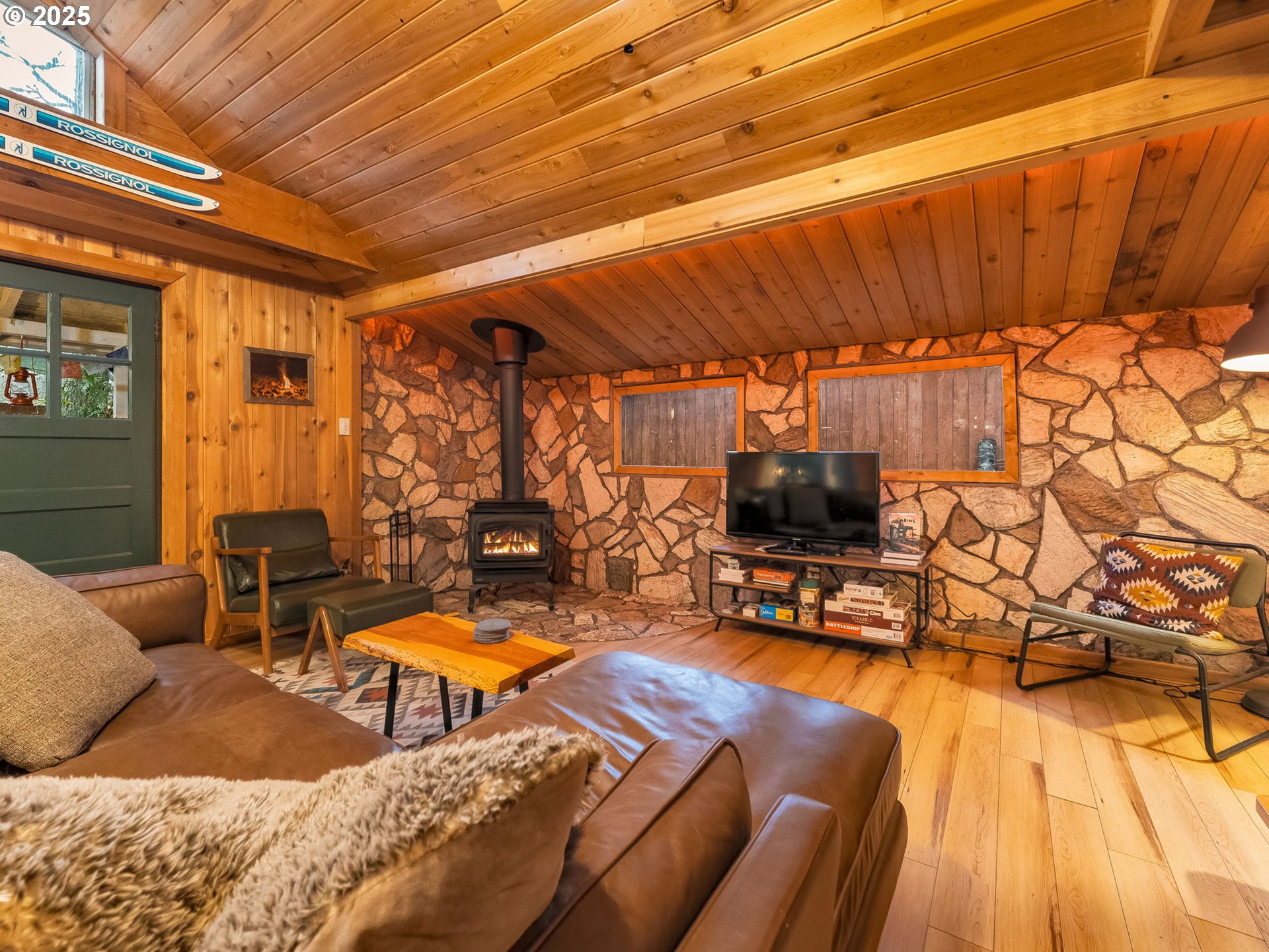 71597 East Minikahda Avenue Rhododendron, OR 97049 - Photo 2 of 26 a living room with furniture and a flat screen tv