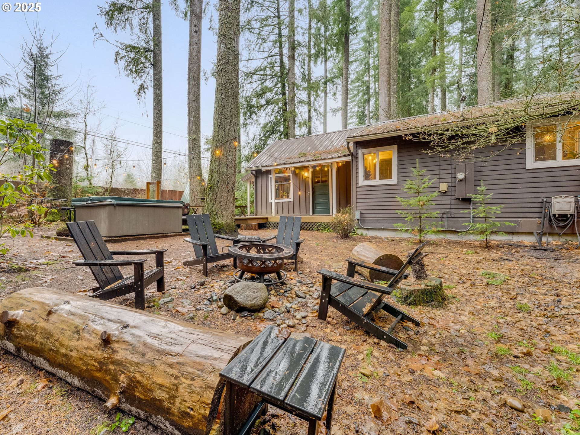 71597 East Minikahda Avenue Rhododendron, OR 97049 - Photo 21 of 26 a backyard of a house with table and chairs