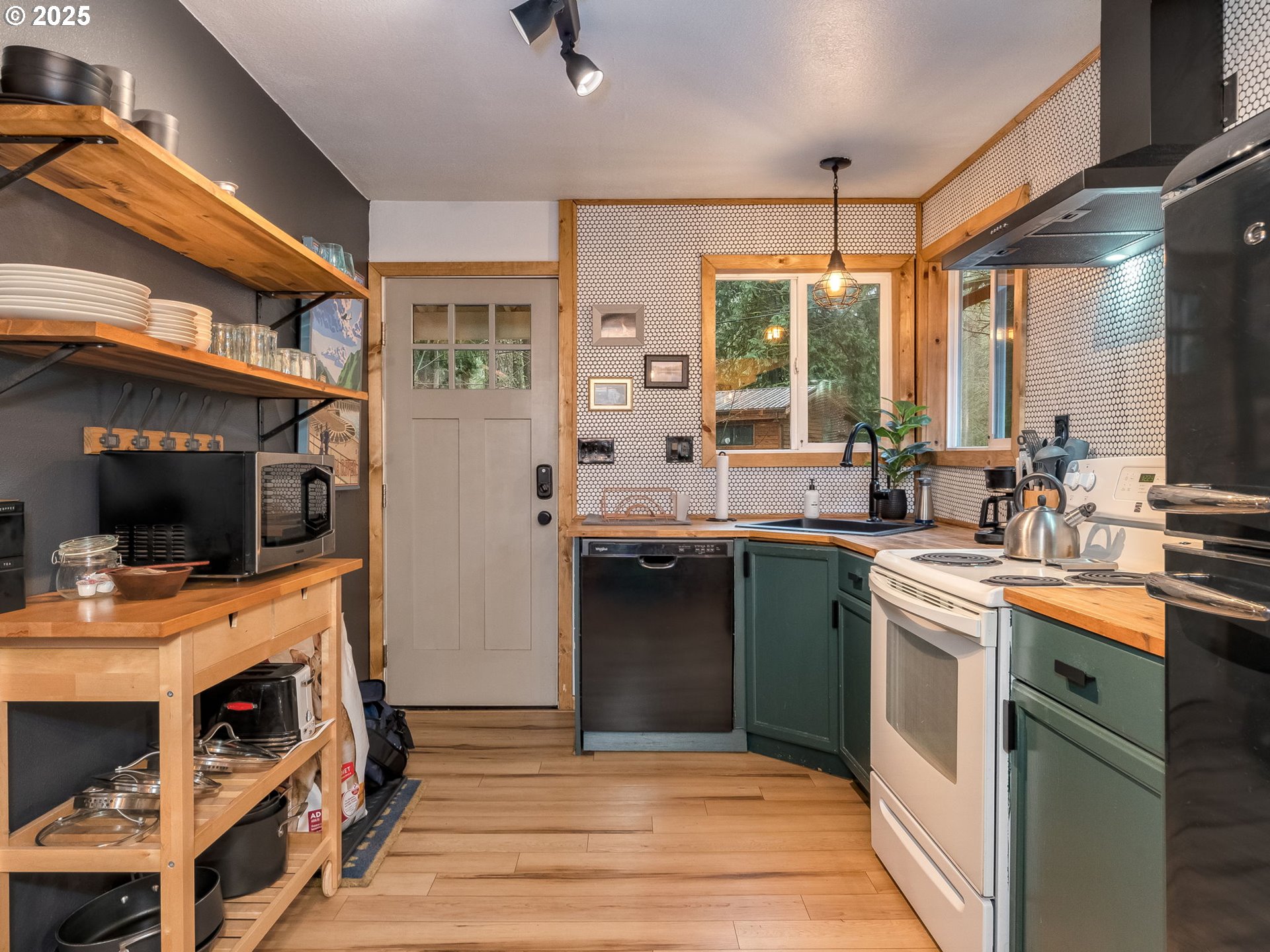 71597 East Minikahda Avenue Rhododendron, OR 97049 - Photo 6 of 26 a kitchen with a sink stove and refrigerator
