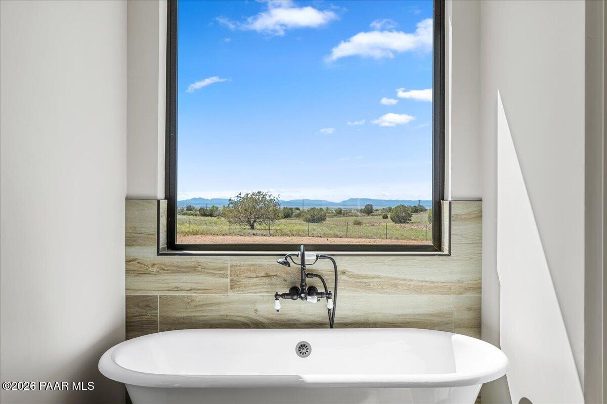 1170 East Cougar Ridge Road Paulden, AZ 86334 - Photo 17 of 59 Primary Bathroom Tub View