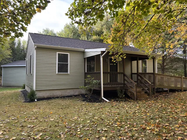 a view of a house with a yard