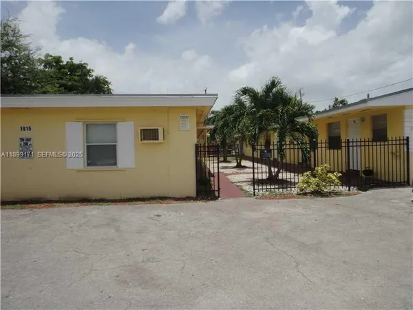 a view of a house with backyard and sitting area