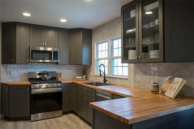 $325,000 | 5326 Outlook Street, Mission, KS 66202