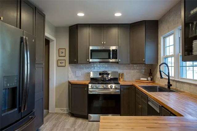 $325,000 | 5326 Outlook Street, Mission, KS 66202