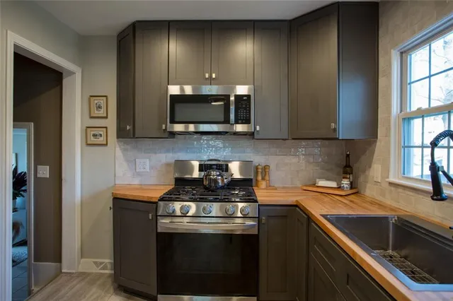 $325,000 | 5326 Outlook Street, Mission, KS 66202