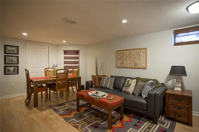 $325,000 | 5326 Outlook Street, Mission, KS 66202