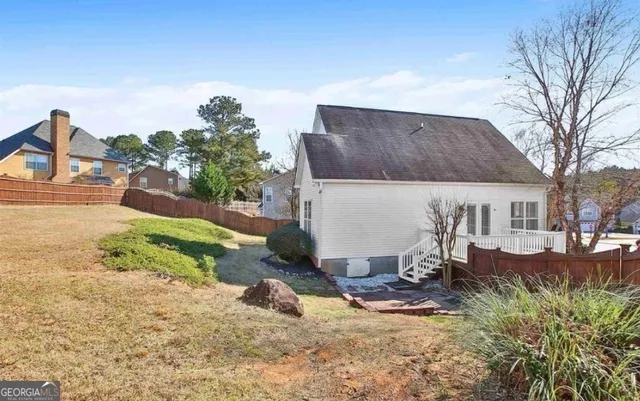 a view of a house with a yard