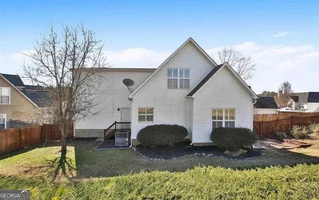 a view of backyard of house