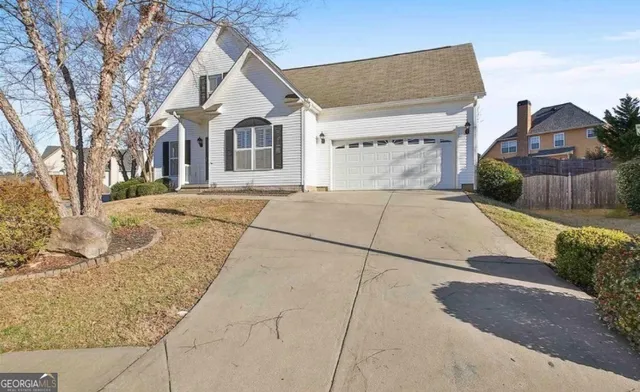 a view of white house with a outdoor space