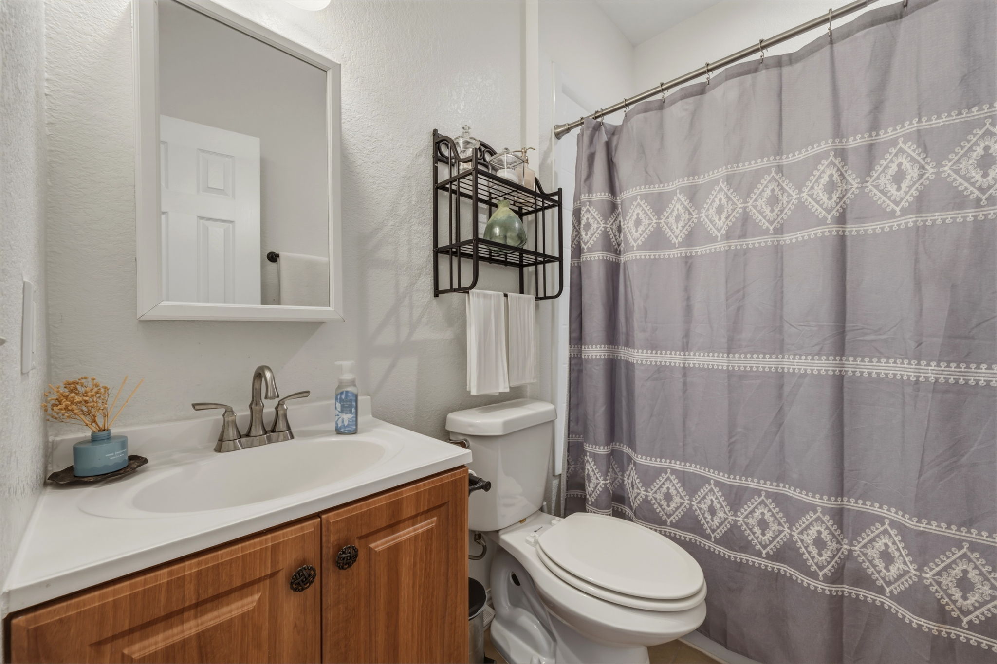 1516 Old Luling Road Lockhart, TX 78644 - Photo 19 of 39 Hall Bathroom with vanity and tub-shower combination
