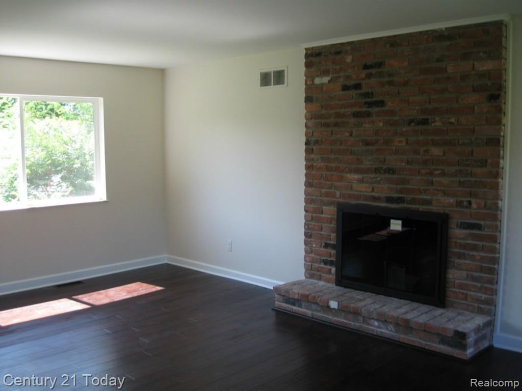 2559 Peterboro Road West Bloomfield, MI 48323 - Photo 12 of 26 Family Room.