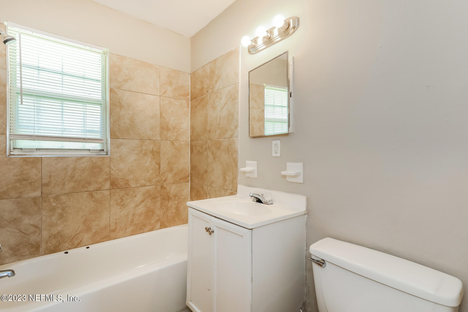 9203 Fitzwalter Road Jacksonville, FL 32208 - Photo 12 of 20 031-photo-main-bathroom-12790327
