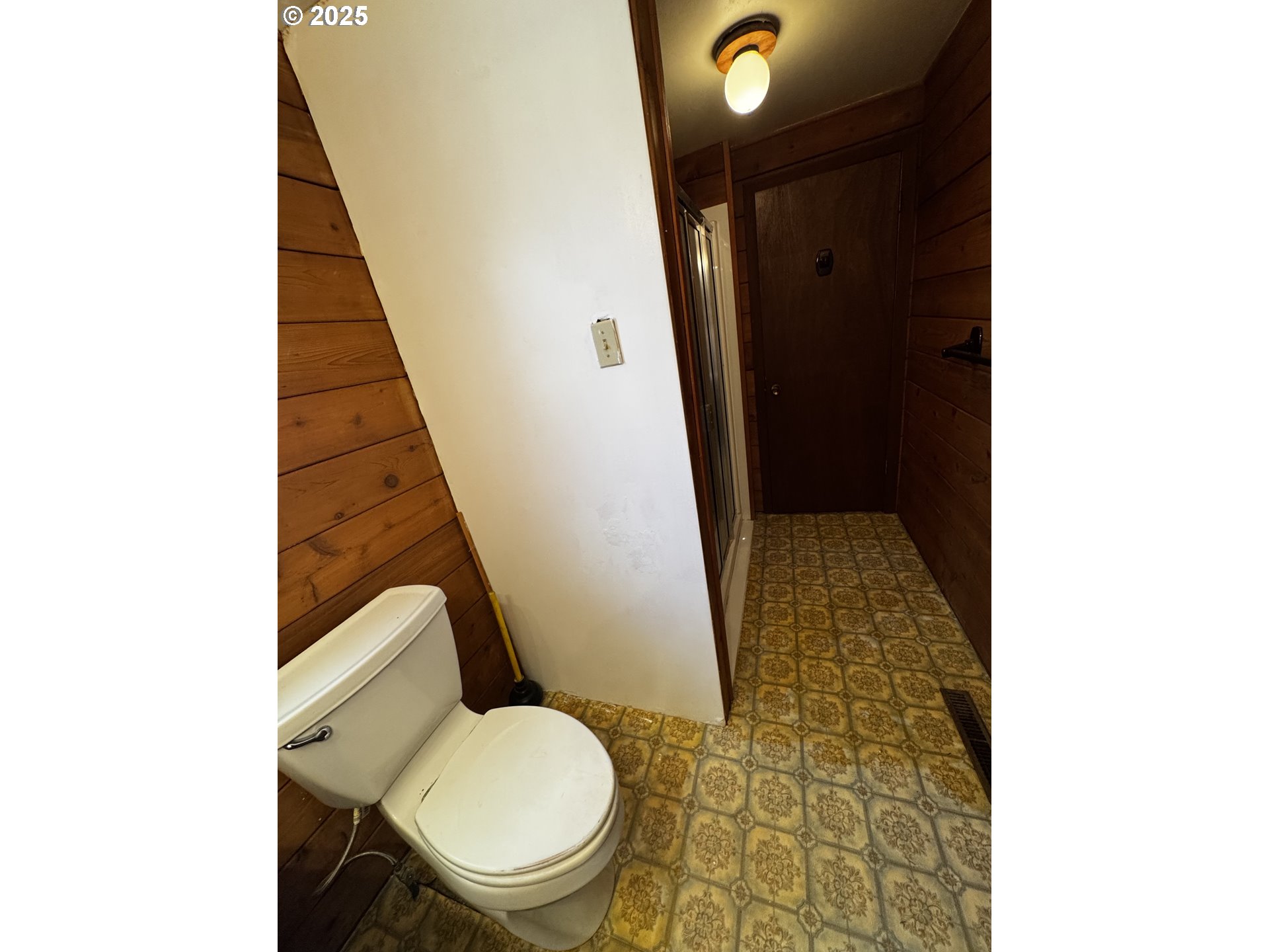 44 North Harris Road Goldendale, WA 98620 - Photo 13 of 36 a bathroom with a toilet and a shower