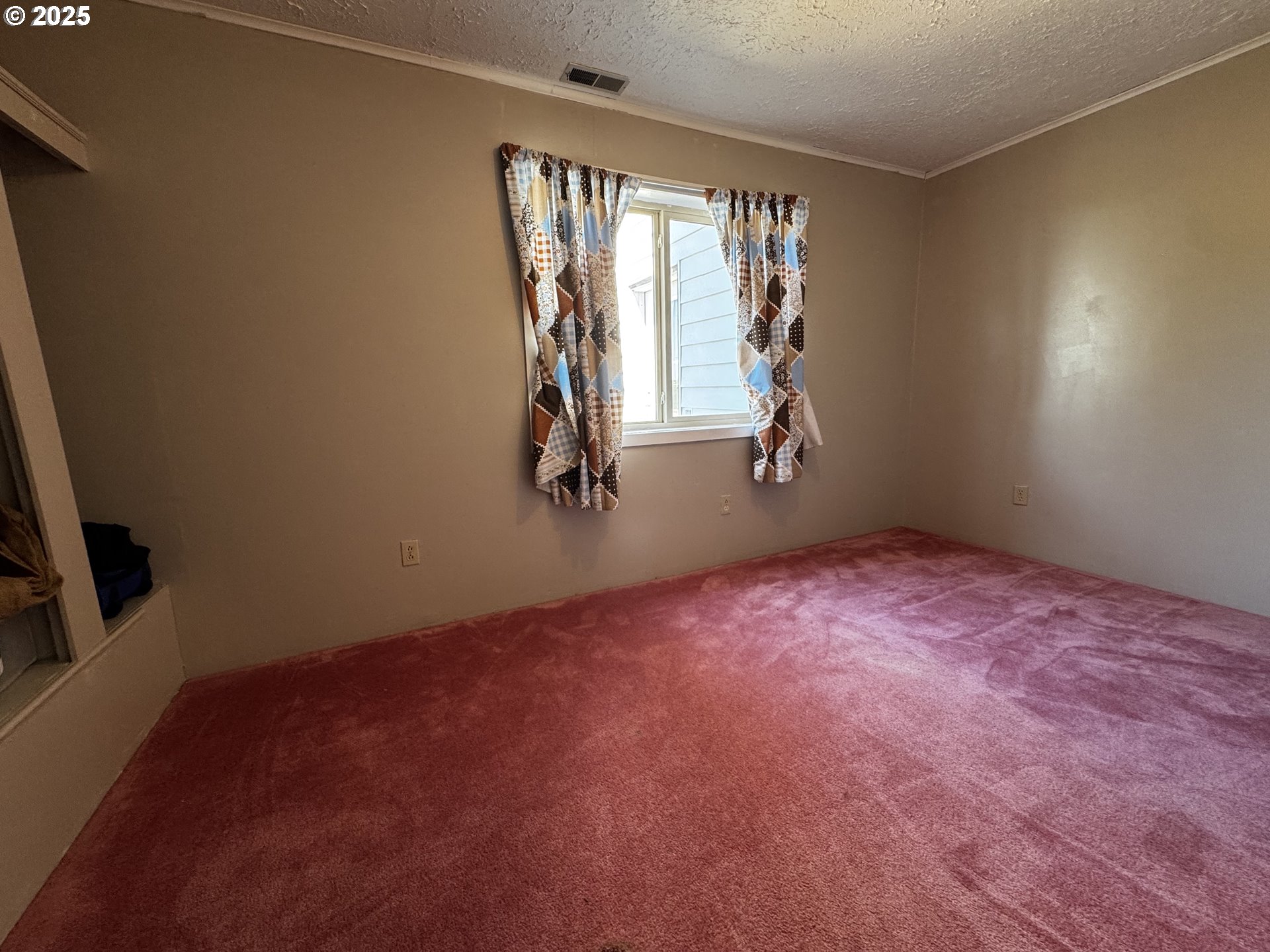 44 North Harris Road Goldendale, WA 98620 - Photo 20 of 36 an empty room with windows and closet