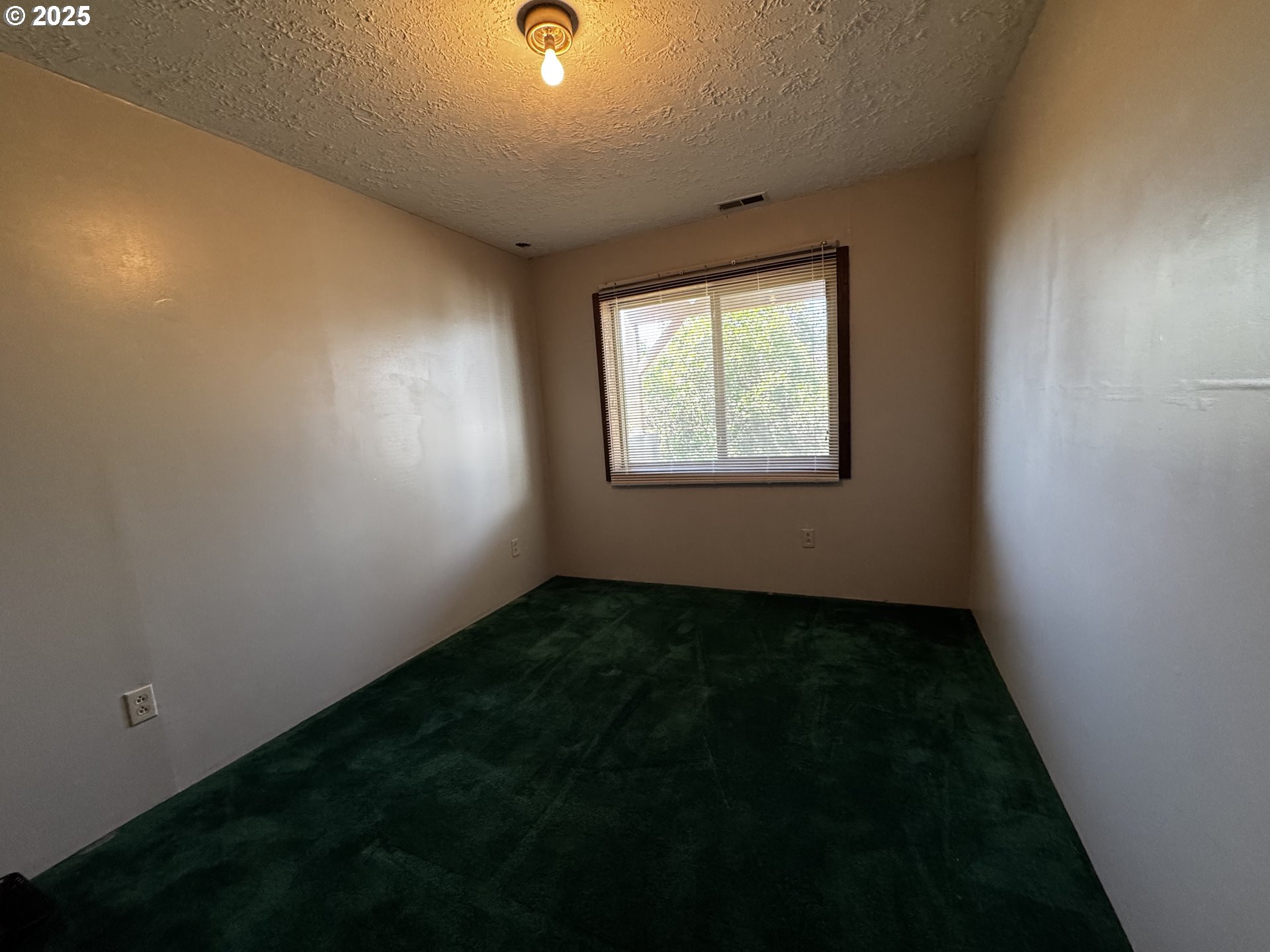 44 North Harris Road Goldendale, WA 98620 - Photo 21 of 36 an empty room with a window