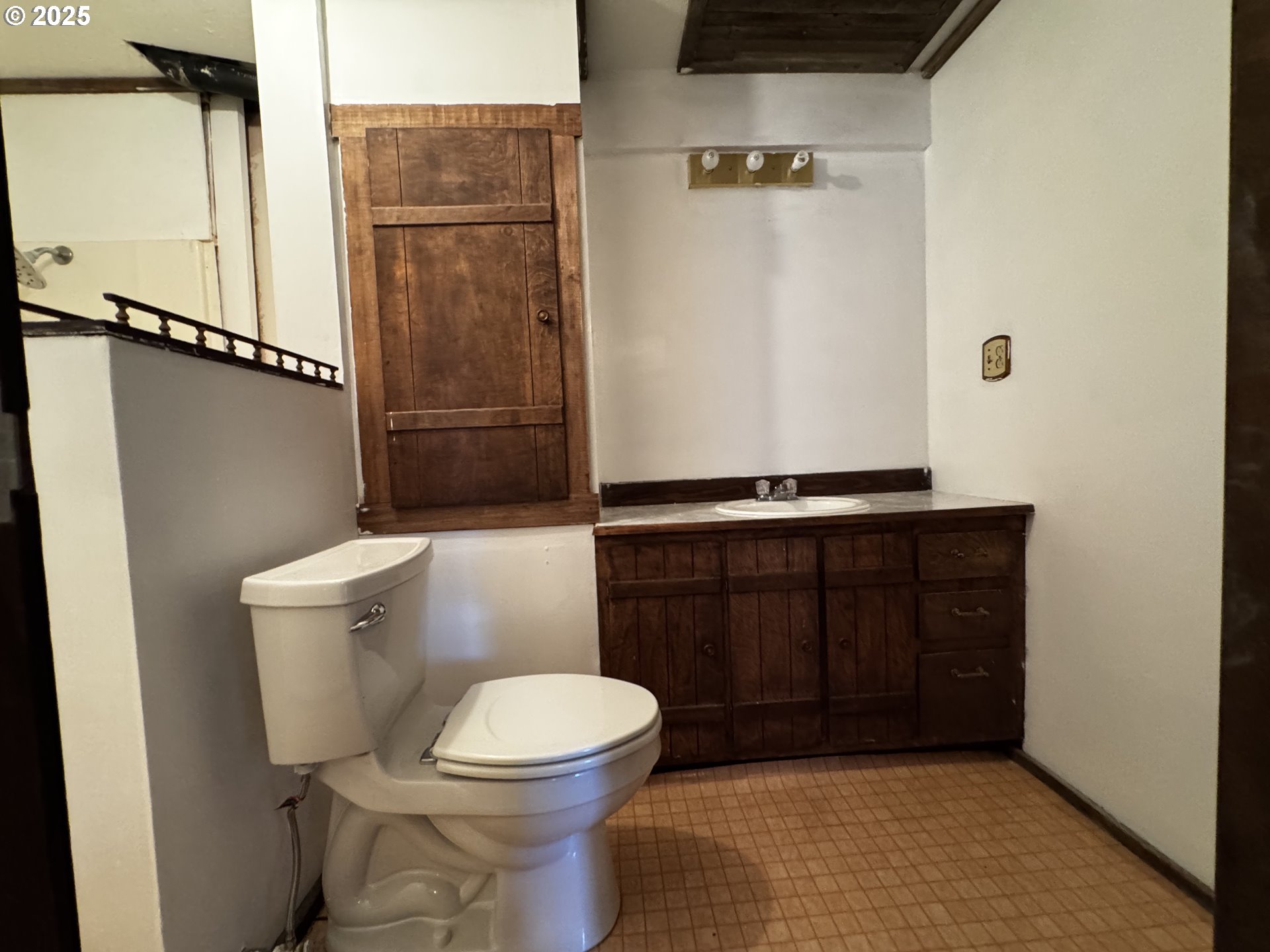 44 North Harris Road Goldendale, WA 98620 - Photo 23 of 36 a bathroom with a toilet and a shower