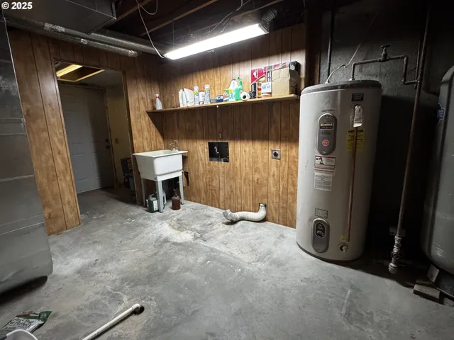 a view of a storage & utility room
