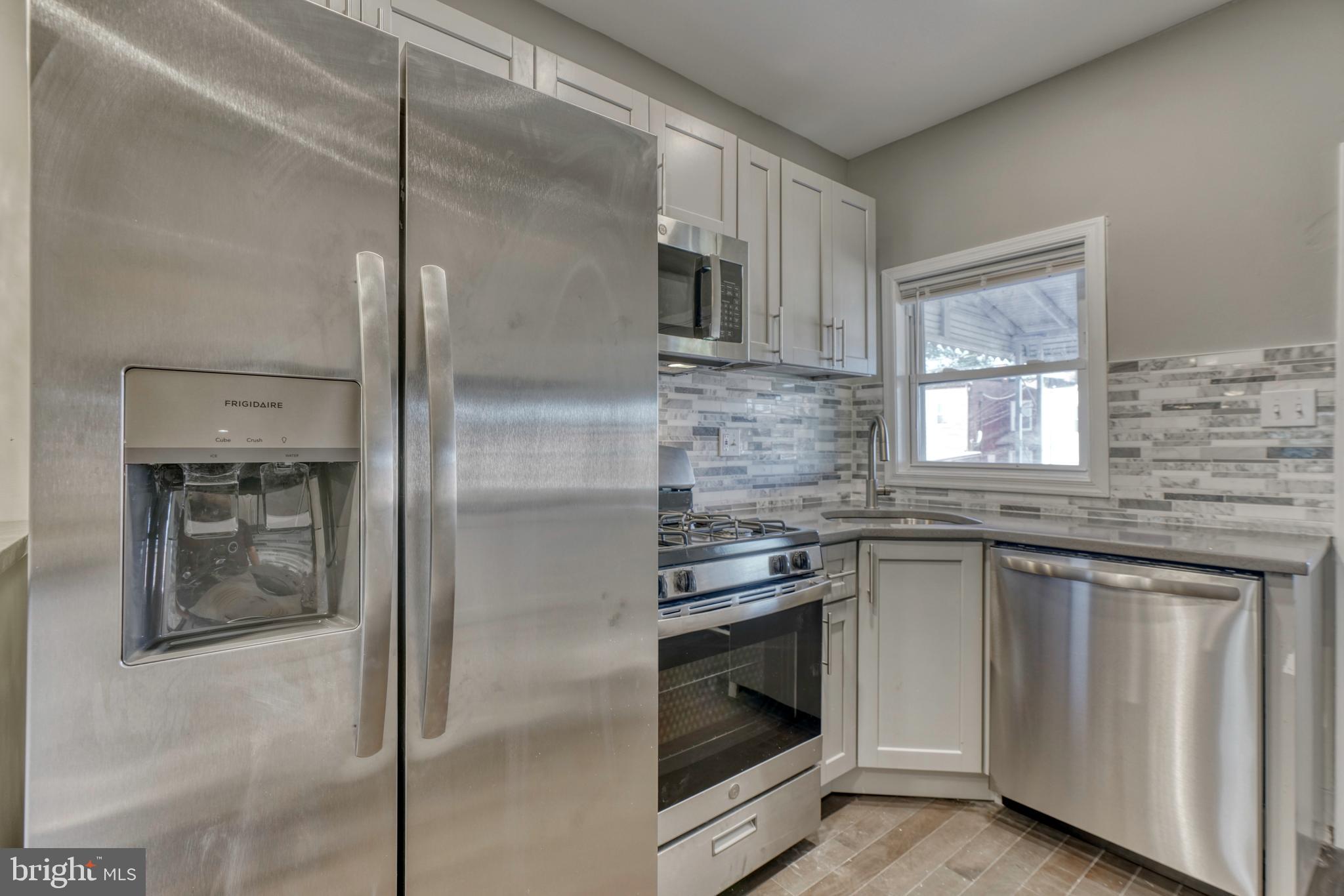 4012 Woodridge Road Baltimore, MD 21229 - Photo 3 of 30