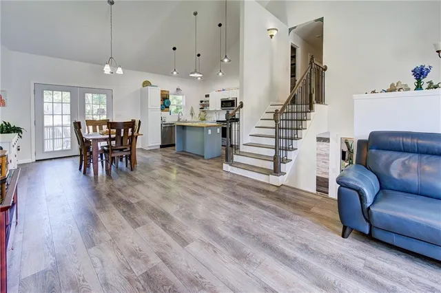 $370,000 | 5716 Creek View Drive, Parkville, MO 64152