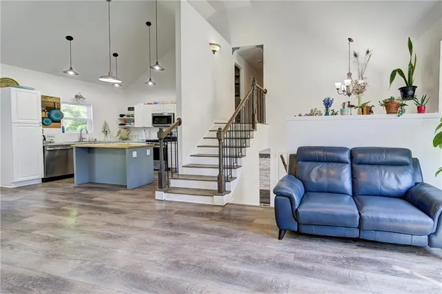 $370,000 | 5716 Creek View Drive, Parkville, MO 64152