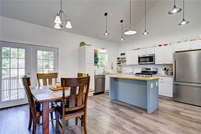 $370,000 | 5716 Creek View Drive, Parkville, MO 64152