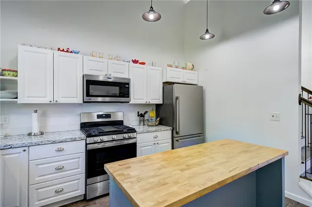 $370,000 | 5716 Creek View Drive, Parkville, MO 64152