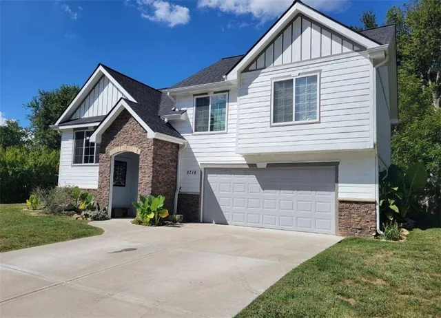 $370,000 | 5716 Creek View Drive, Parkville, MO 64152