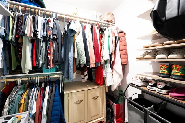 $370,000 | 5716 Creek View Drive, Parkville, MO 64152