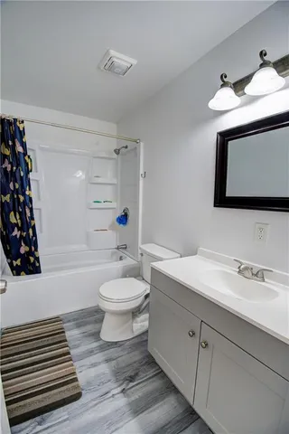 $370,000 | 5716 Creek View Drive, Parkville, MO 64152