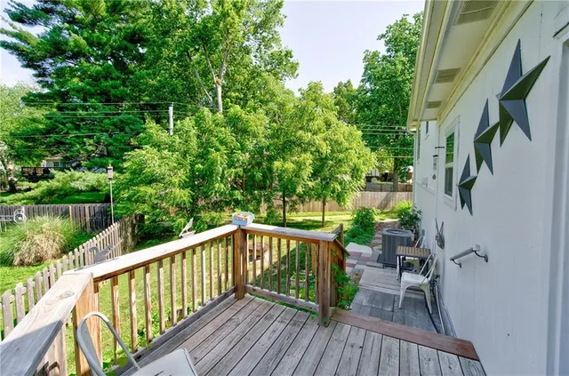 $370,000 | 5716 Creek View Drive, Parkville, MO 64152