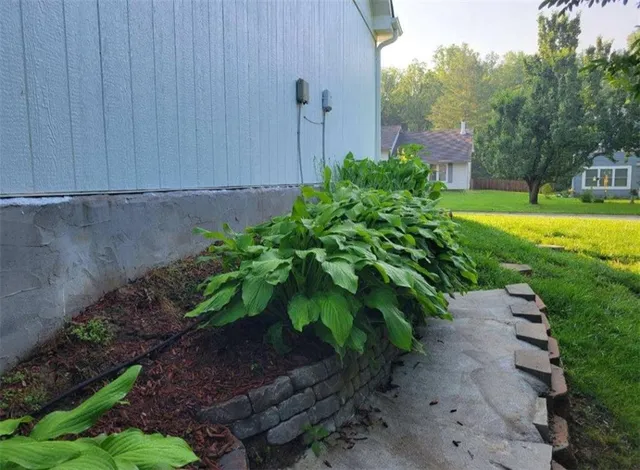 $370,000 | 5716 Creek View Drive, Parkville, MO 64152