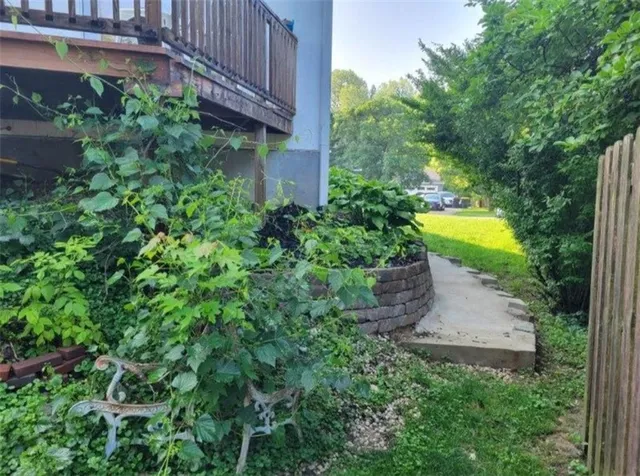 $370,000 | 5716 Creek View Drive, Parkville, MO 64152