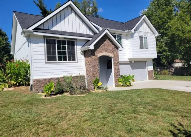 $370,000 | 5716 Creek View Drive, Parkville, MO 64152