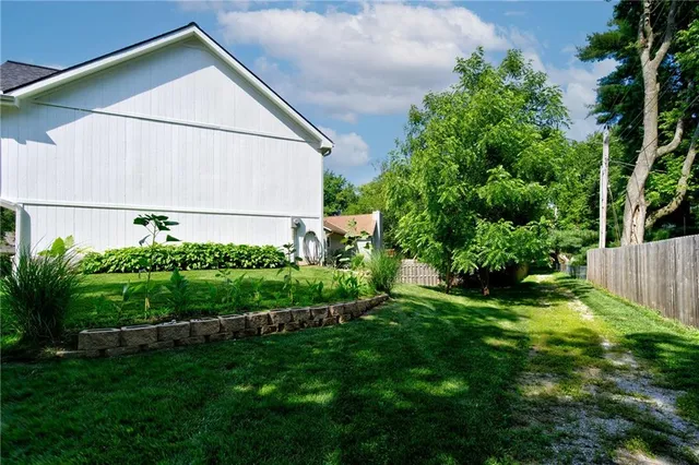 $370,000 | 5716 Creek View Drive, Parkville, MO 64152