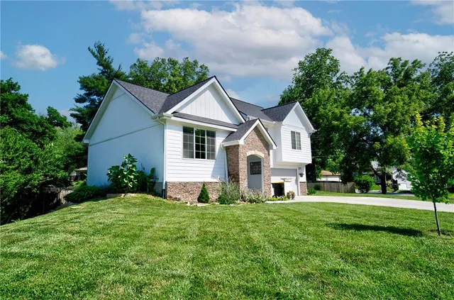 $370,000 | 5716 Creek View Drive, Parkville, MO 64152