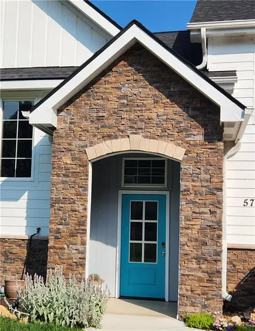 $370,000 | 5716 Creek View Drive, Parkville, MO 64152