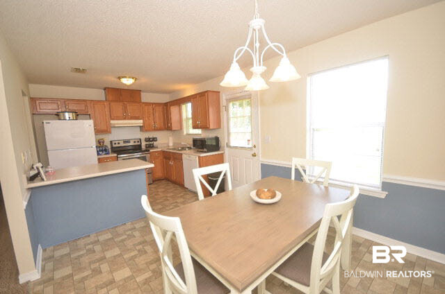 16183 Setter Circle Foley, AL 36535 - Photo 15 of 22 Kitchen/dining combo