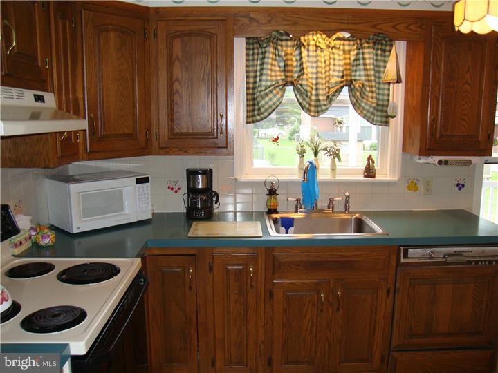 549 Scenic Road Springfield, PA 19064 - Photo 13 of 20 Kitchen