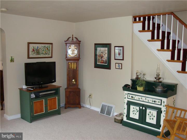 549 Scenic Road Springfield, PA 19064 - Photo 9 of 20 Living Room